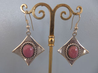 Boucles d'oreilles en rhodonite, montées sur argent, adaptables sur clips.