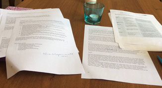 Schreibtisch mit fertigem Manuskript