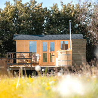 Cabane sur pilotis bois glamping nuitinsolite pyrénées bain nordique avec piscine