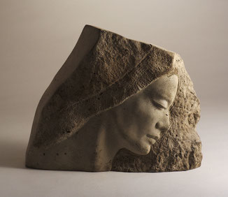 Magali-Nourissat-sculpture-ciment-gris-bas-relief-visage-femme-profil-tendresse