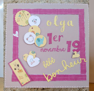dessus du coffret naissance en bois scrappe avec du papier dans les tons de rose, fuschia avec des ecritures bebe bonheur et le prenom olga et date de naissance creation personnalisee lideatelier chambery savoie 