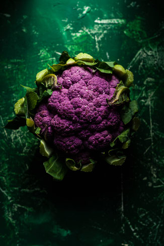 Tirage d’art de photographie culinaire représentant un chou fleur violet