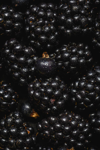 Tirage d’art de photographie culinaire représentant une photo macro de mûres