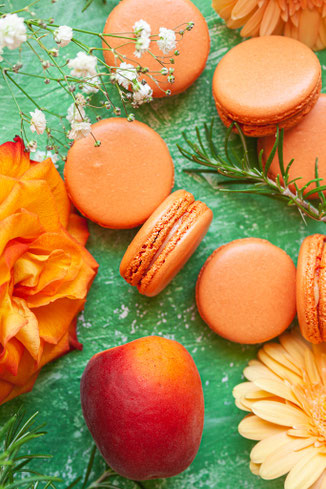 Tirage d’art de photographie culinaire représentant des macarons au parfum abricot romarin
