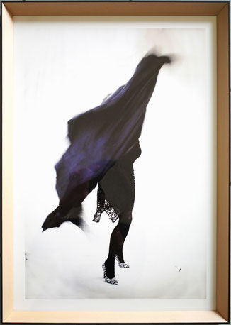 Letizia Rostagno, Il mio nome è notte #5, 2025. Figura femminile in slancio verticale: un lungo tessuto nero e viola si apre verso l'alto come un volo, con gonna in pizzo e scarpe zebrate come unici elementi ancorati al suolo. Stampa digitale su Canson Pl