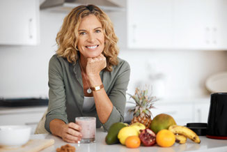 Frau mit einem Vitamin-Cocktail stärkt ihr Immunsystem
