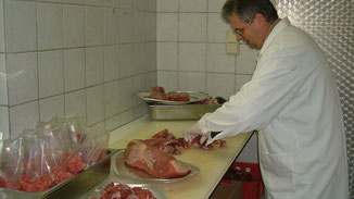 Fleisch in kleinen haushaltsgerechten Portionen ist die große Stärke der Fam. Truskaller in Malta.