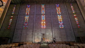 Bunte Mosaikfenster in der Kirche Le Havre.