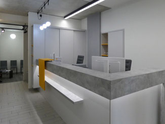 Empfangstresen_Praxis_Dr_Hein_Jena_Gränz_Innenausbau_Tischlerei