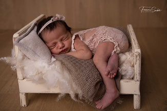 photo nouveau-né, newborn posing, bébé emmailloté dans un bol en bois. Photographe nouveau-né newborn bébé 32, 65, 31