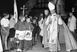 Zur Glockenweihe reiste der Paderborner Weihbischof Dr. Franz Hengesbach nach Eslohe