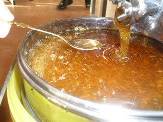Aus den Bienenprodukten Honig, Wachs und Propolis stellen wir pflegende und heilende Seifen und Salben her.