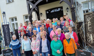 Landfrauengruppe 3 vor dem Hotel Berliner in Bad Flinsberg