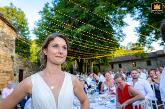 Cette photo représente une mariée lors du vin d'honneur au Chateau de Cas à Espinas dans le Tarn et Garonne
