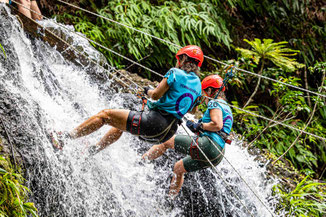 Photographe sportif capturant une descente en rappel lors d’un raid multisport en pleine nature