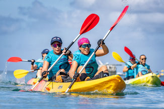 photo de course de kayak en mer équipe sportive féminine en action événement outdoor