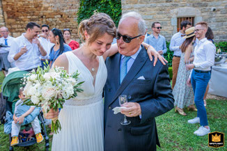 Cette photo représente un papa et sa fille lors d'un mariage au château de Cas à Espinas dans le Tarn-et-Garonne