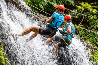 photo sportive de descente en rappel en cascade événement outdoor capturée par Cyril Photographie