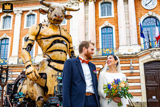 Cette photo représente un couple lors de leur mariage à Toulouse dans la Haute Garonne sur la place du Capitole