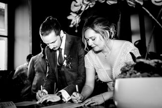 Cette photo représente un couple lors du mariage à la mairie de Montauban