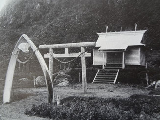 色丹島・色丹神社（手前は鯨の顎骨の鳥居）