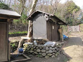 横浜市・天王森泉公園の納屋