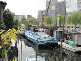 東京・北品川橋付近の船