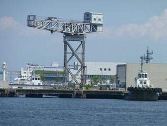 横浜市・新港埠頭のクレーンと船