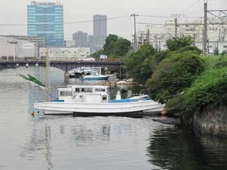 横浜市神奈川区・竜宮橋付近の船