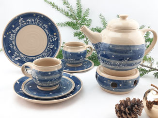 Ensemble aus verschiedenen Geschirrteilen in weihnachtlichem Dekor