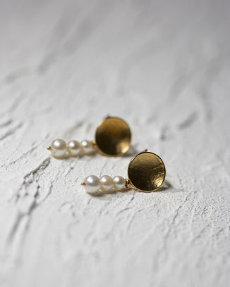 goldene Ohrstecker mit drei Perlen