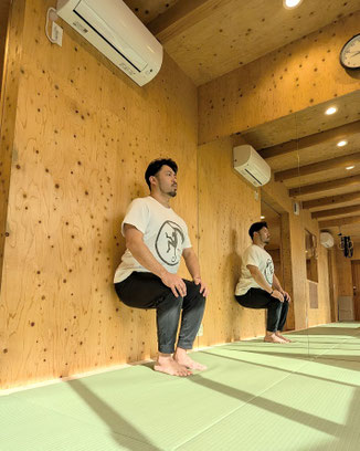 おしりだけ壁に付けた空気椅子が10秒程度出来る。