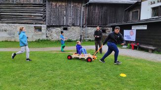 Teilnehmende beim Seifenkisten-Rennen nach dem Bau – erlebnispädagogische Aktivität für Schulklassen und Gruppen