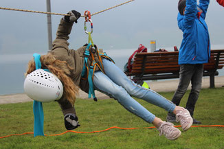 Schülerin bei Teamaufgabe mit Klettermaterial – Förderung von Zusammenarbeit und Teamgeist im Klassenlager