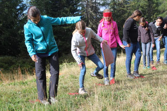 Schulklasse löst Teamaufgabe im Klassenlager – erlebnispädagogische Aktivität für Zusammenarbeit, Kommunikation und Spass