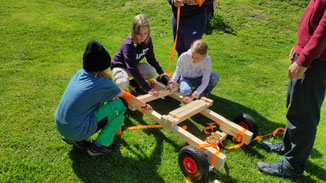 Teilnehmende bauen eine Seifenkiste – Teamevent und erlebnispädagogische Aktion für Schulklassen und Gruppen