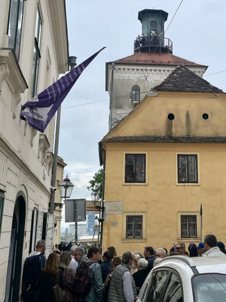 Gedränge beim Museum für zerbrochene Beziehungen und dahinter Leute auf dem Turm 