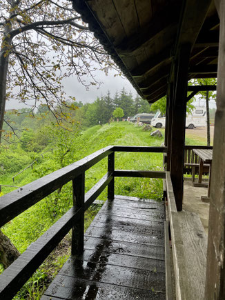 Picknickecke und Grillplatz oberhalb des Flusses auf dem Stellplatz in Rastoke 