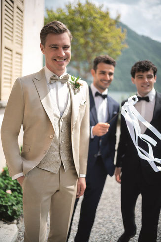 Hochzeitsanzug Trendfarbe NATUR in Sachen Hochzeitsanzug. Die Tonhöhe greift eine Leinenfarbigkeit auf und liegt in Sachen natürlicher Look beim Hochzeitsanzug voll im Trend. Moderne-Hochzeitsanzüge-Eleganz-2024