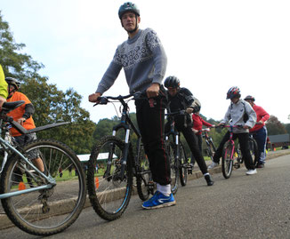 Séjour vélo adapté groupe d'enfants jeunes handicap