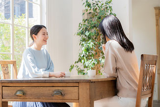 カウンセリングをしている２人の女性を横から写したイメージ写真
