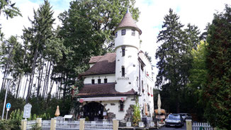 Zamecek, Burg und Cafe... jedoch noch nicht geöffnet...