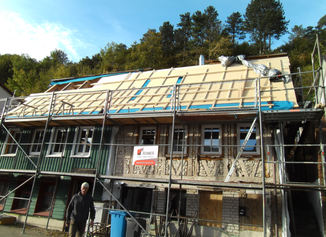 Dachsanierung Albstadt - Tailfingen. Die Dachverschalung und Aufdachdämmung mit Holzfaserplatten in Eigenregie der Bauherrschaft.