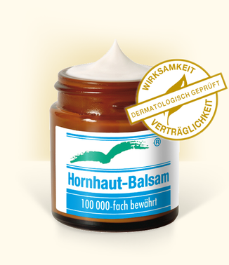 Produktabbildung: „Hornhautbalsam“ im Braunglastiegel 30 ml, geöffnet, Beschriftung „100.000 fach bewährt“. Mit „Siegel – Wirksamkeit und Verträglichkeit dermatologisch geprüft“.