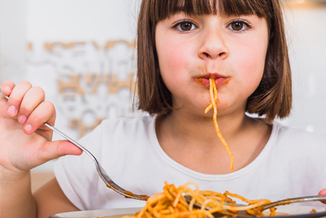 Während der Mittagspause können die Kinder an allen Tagen (außer mittwochs) unter Aufsicht in der Schule essen. Ausgewogene, gesunde und abwechslungsreiche Ernährung ist in unserer Schule wichtig