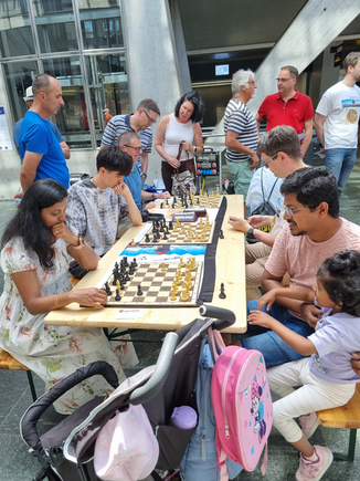 Auch abseits der Simultan-Shows war an "freien" Brettern Gelegenheit zu spontanem Schachspiel, was rege genützt wurde
