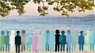 Sicht vom Zürichhorn auf den See. Im Vordergrund steht eine Reihe von Figuren, die auf den See blicken.