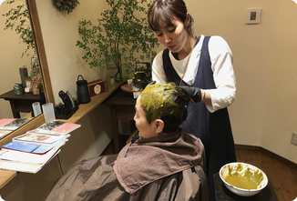 ヘナを塗布｜ヘアサロン528【hairsalon528】茅ヶ崎にある髪と地肌に優しいオーガニックヘナカラーの専門店