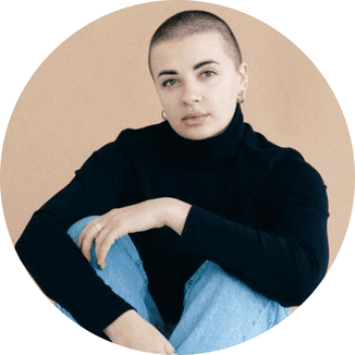 La bulle d'hair, jeune femme en phase de repousse après une chute de cheveux dû au cancer