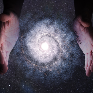 Eine Galaxie zwischen zwei haltenden Händen.